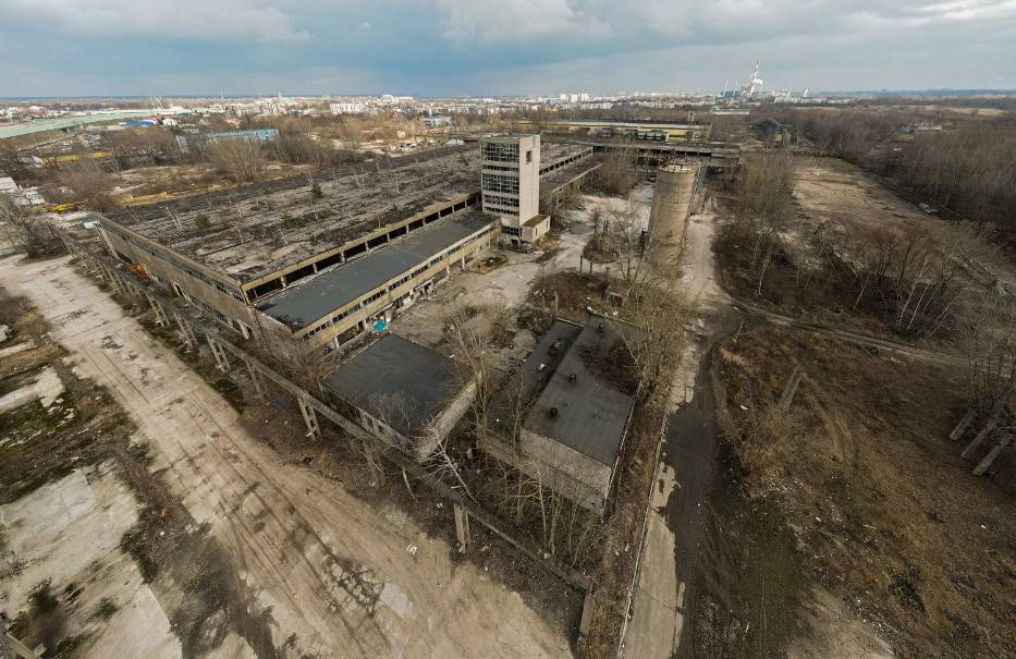 Fabrykę Domów Tarchomin - bo tak ją wtedy nazywano - otworzył Gierek w 1977 roku. Prawdopodobnie była wtedy jeszcze w trakcie budowy. Ale gdy wszystko ruszyło, co roku wyjeżdżało stąd 3,5 tys. mieszkań, rozłożonych na poszczególne elementy. "Wielkie płyty" składano na placu budowy. Wiele mieszkań na północy Warszawy to "owoce" zakładu Stare Świdry, który dziś stoi opuszczony. Jaka przyszłość go czeka?