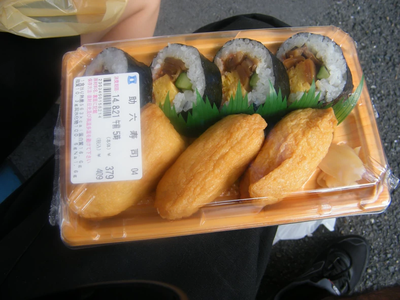 Małe pudełko bento z ryżem w tofu i sushi - w sam raz na śniadanie